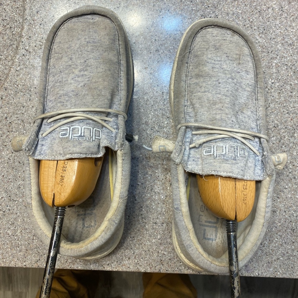 Unisex Hey Dudes Women’s size 8 / Men’s size 6